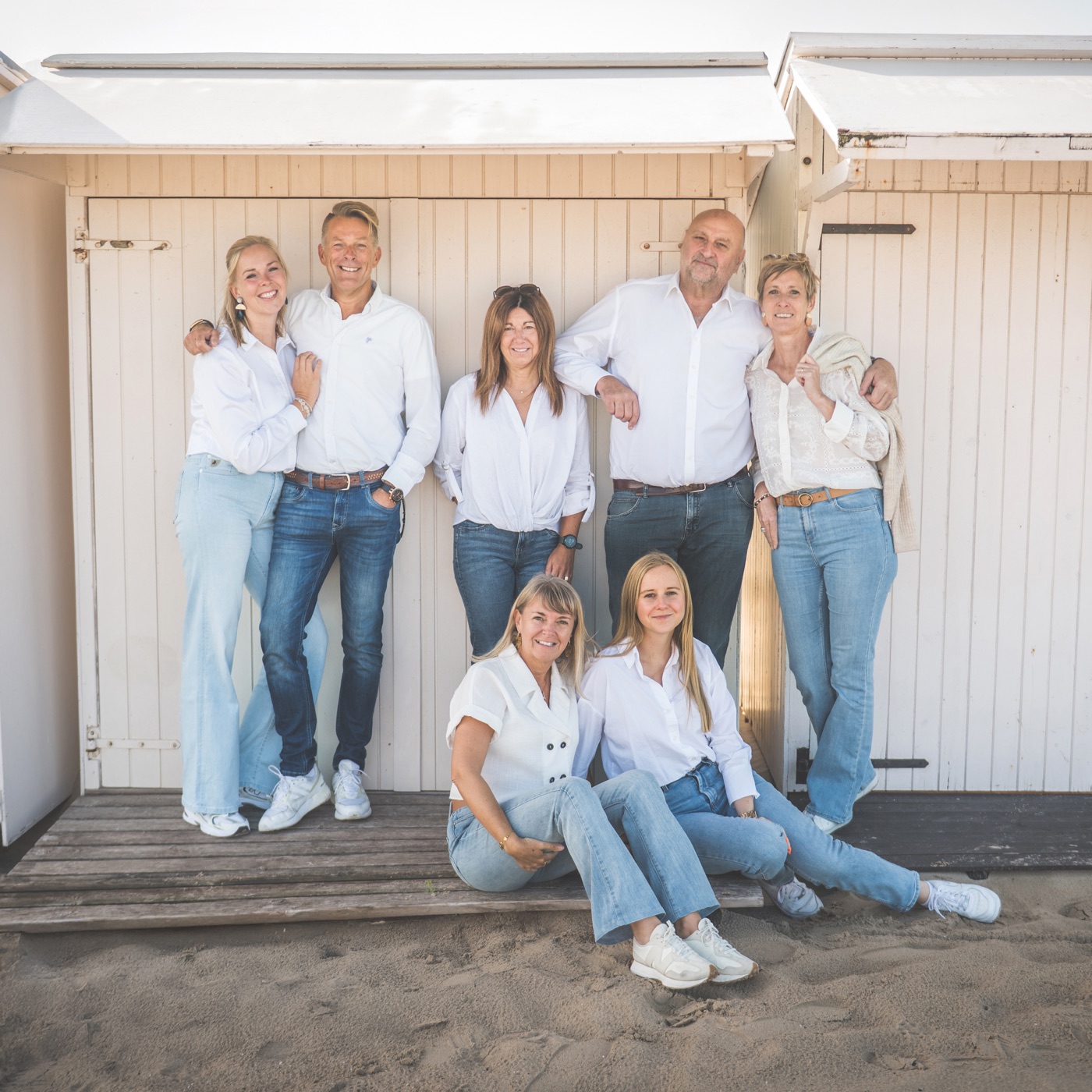 De Vandamme crew voor de strandcabines aan zee